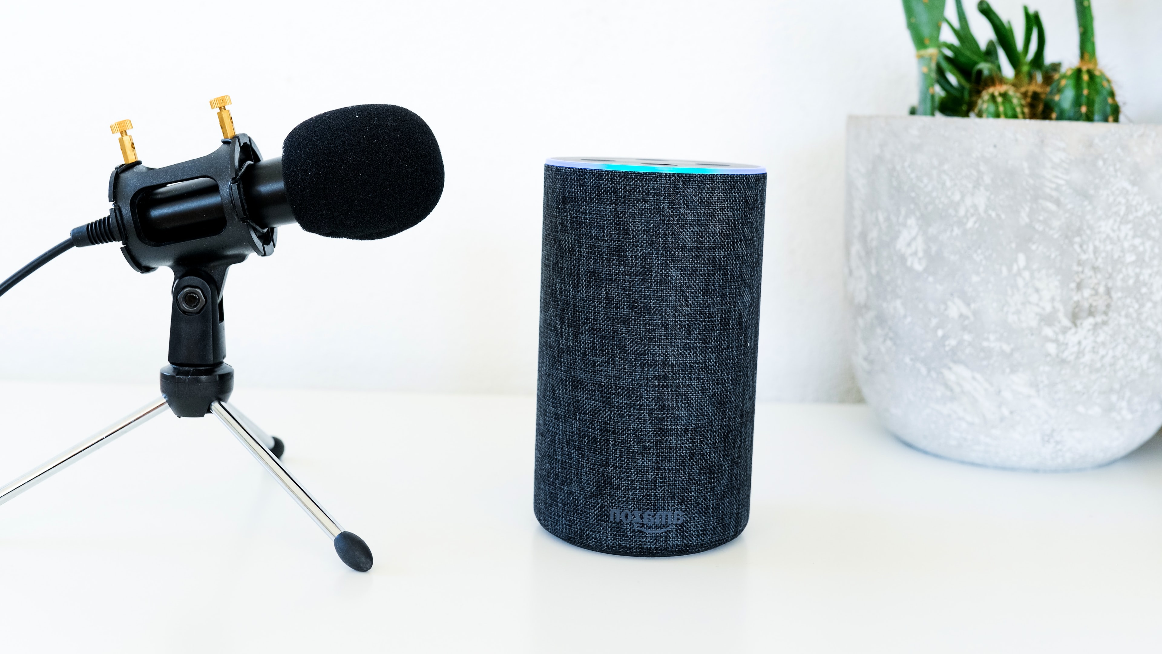 amazon echo cerca de un micrófono